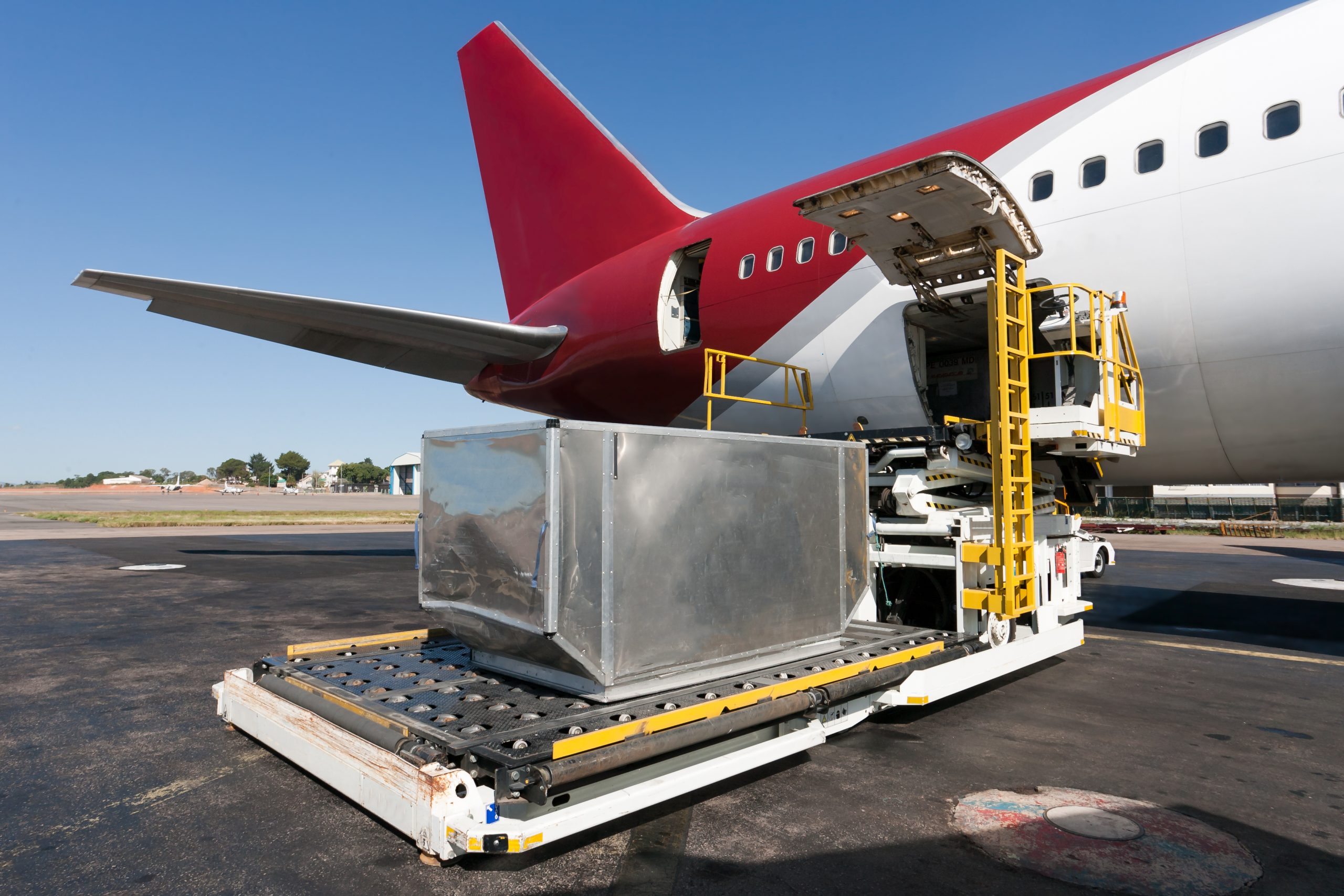 loading cargo aircraft